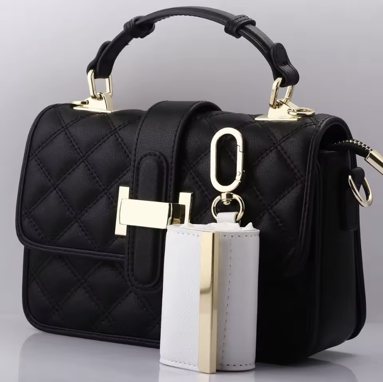 KeyTote negro con funda blanca sobre bolso negro