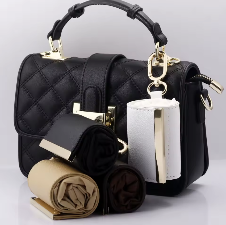 KeyTote en varios colores junto a bolso acolchado negro