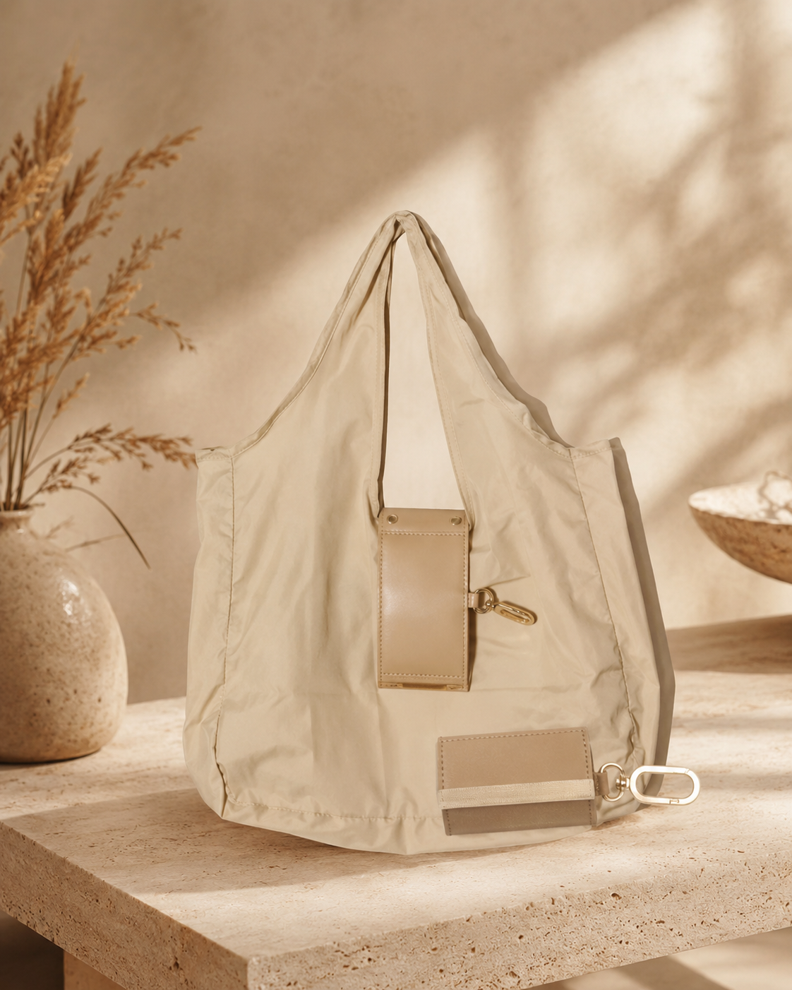 KeyTote beige en ambiente cálido sobre piedra natural