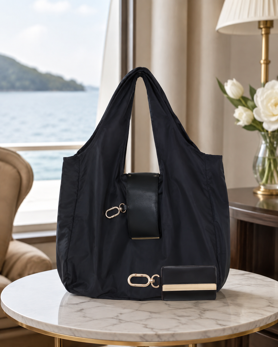 KeyTote negro en ambiente elegante junto a ventana