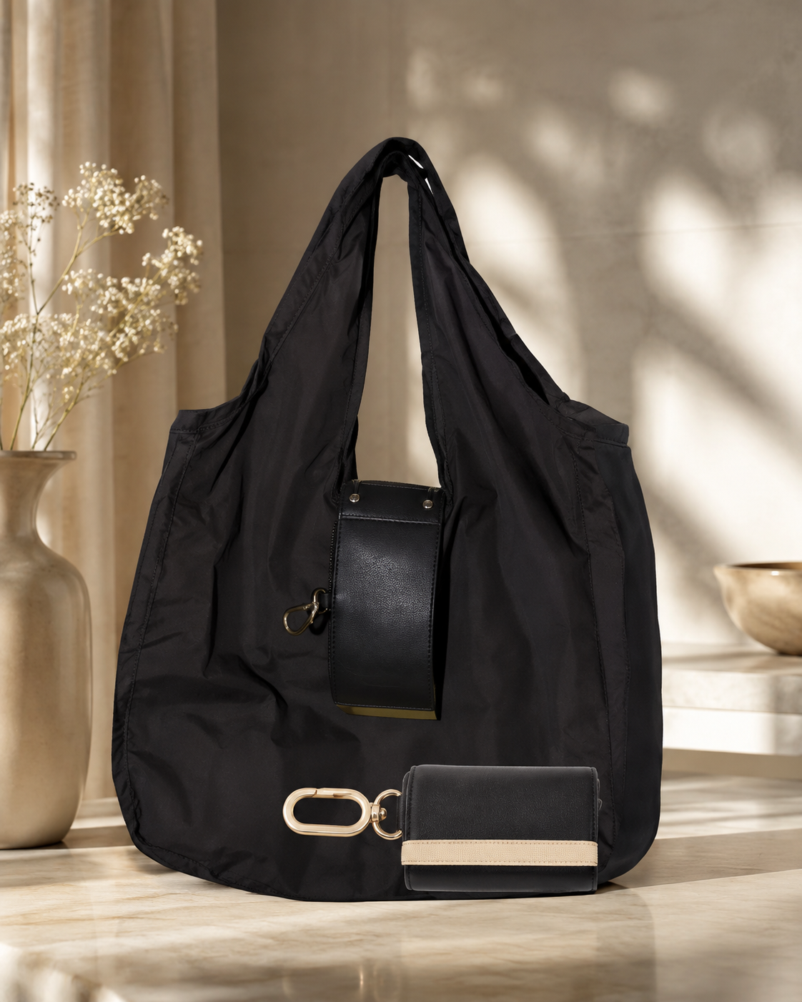 KeyTote marrón oscuro en ambiente premium sobre piedra