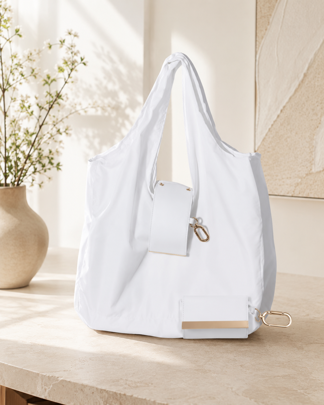 KeyTote blanco en ambiente luminoso y elegante