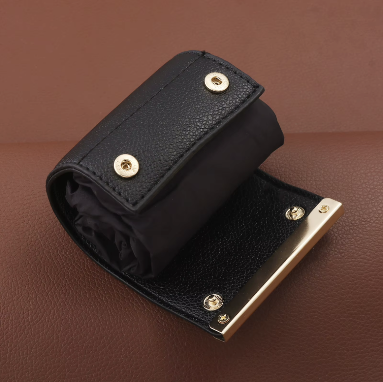 Detalle de funda KeyTote abierta con herrajes dorados